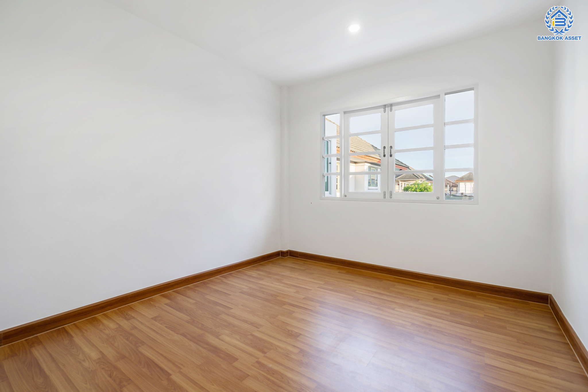 บ้านมือสองตกแต่งใหม่ ม.ดิเอมเมอรัลด์พาร์ค2 บางกรวย-ไทรน้อย เนื้อที่ 58.9 ตร.ว. ฟังก์ชัน 5 ห้องนอน 3 ห้องน้ำ 1 ห้องอเนกประสงค์ 2 ที่จอดรถ บนทำเลศักยภาพ เชื่อมสู่ถนนชัยพฤกษ์ เพียง 5 นาที ใกล้เซ็นทรัลเวสต์เกต และรถไฟฟ้าสายสีม่วง "สถานีบางพลู"...